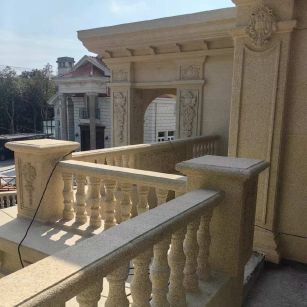 鄂州 黄金麻别墅外墙干挂雕花配合阳台栏杆花瓶柱