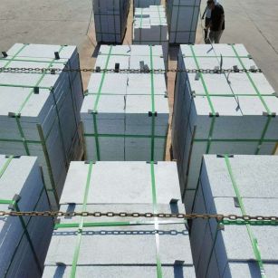 鄂州 芝麻白花岗岩5公分地铺石 花岗岩厂家工厂装车日常