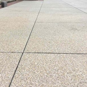 鄂州 黄金麻花岗岩石板材荔枝面地面铺装效果