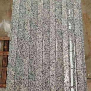 鄂州 芝麻白花岗岩荔枝面雕刻盲道，盲条