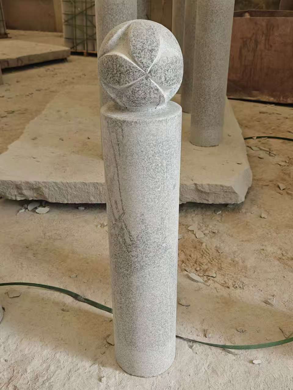 鄂州 芝麻白花岗岩石材挡车石柱、停车柱、圆柱挡车柱、方柱挡车柱等