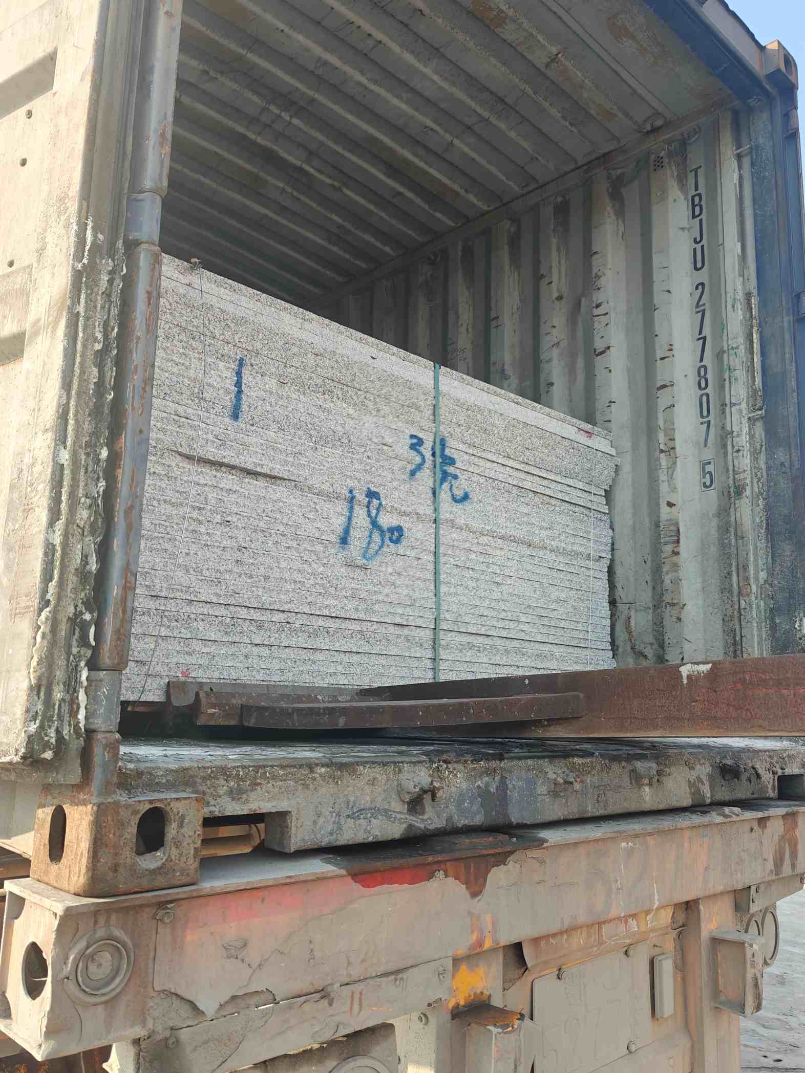 鄂州 芝麻白花岗岩石材3.0公分光面毛板装柜出货