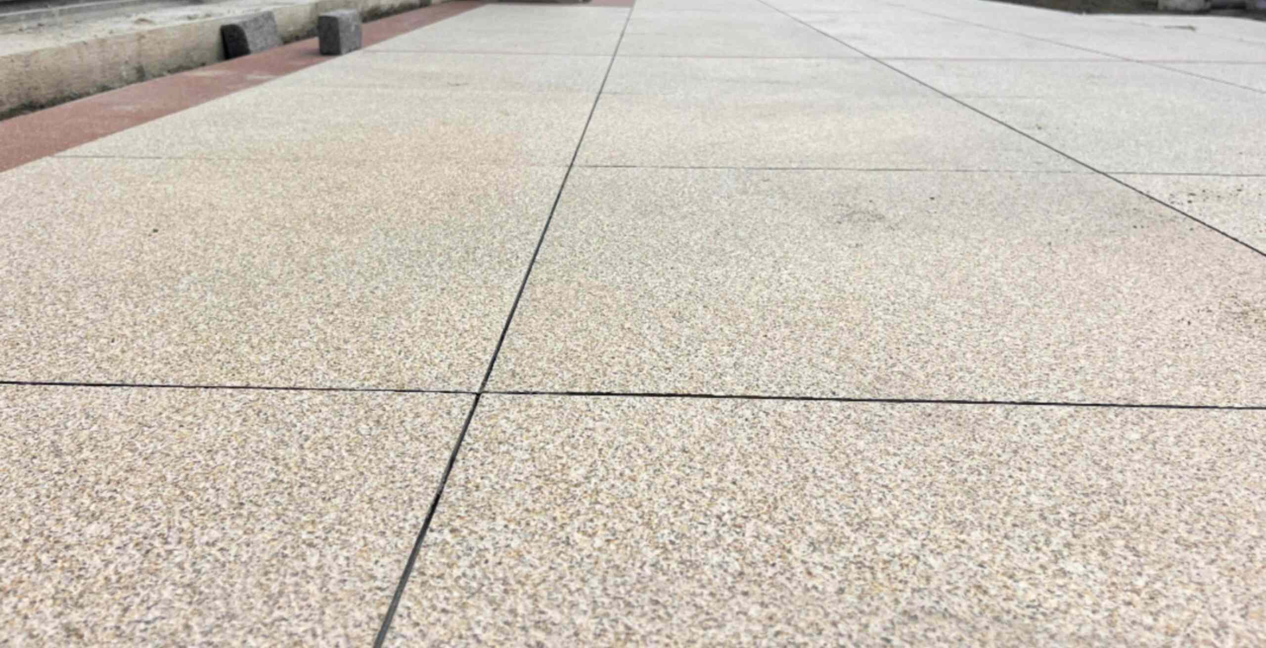 鄂州 黄金麻花岗岩石板材荔枝面地面铺装效果