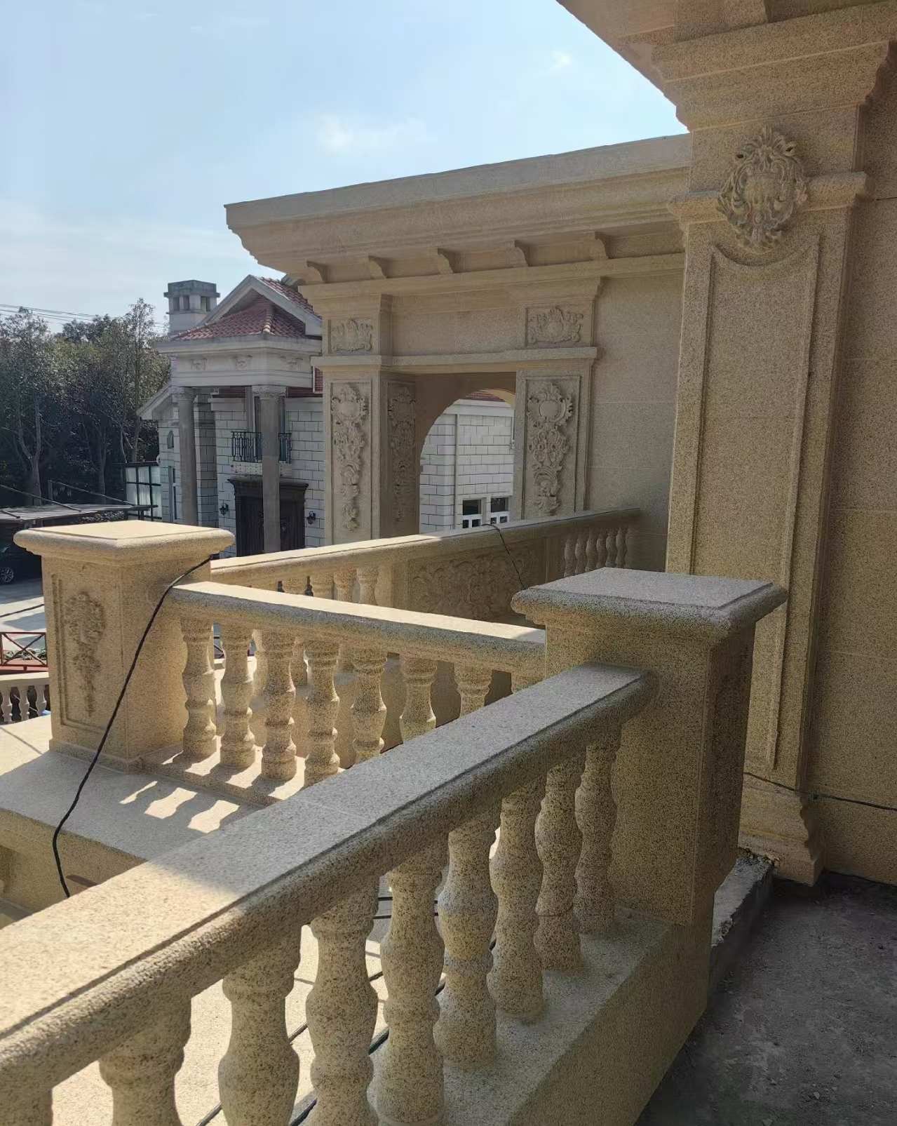 鄂州 黄金麻别墅外墙干挂雕花配合阳台栏杆花瓶柱