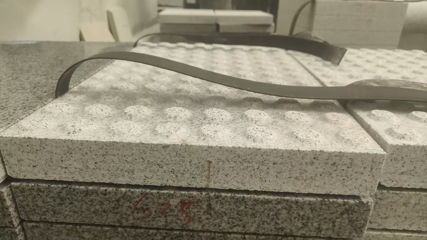 鄂州 芝麻白花岗岩6.0公分荔枝面五轴加工雕刻盲点