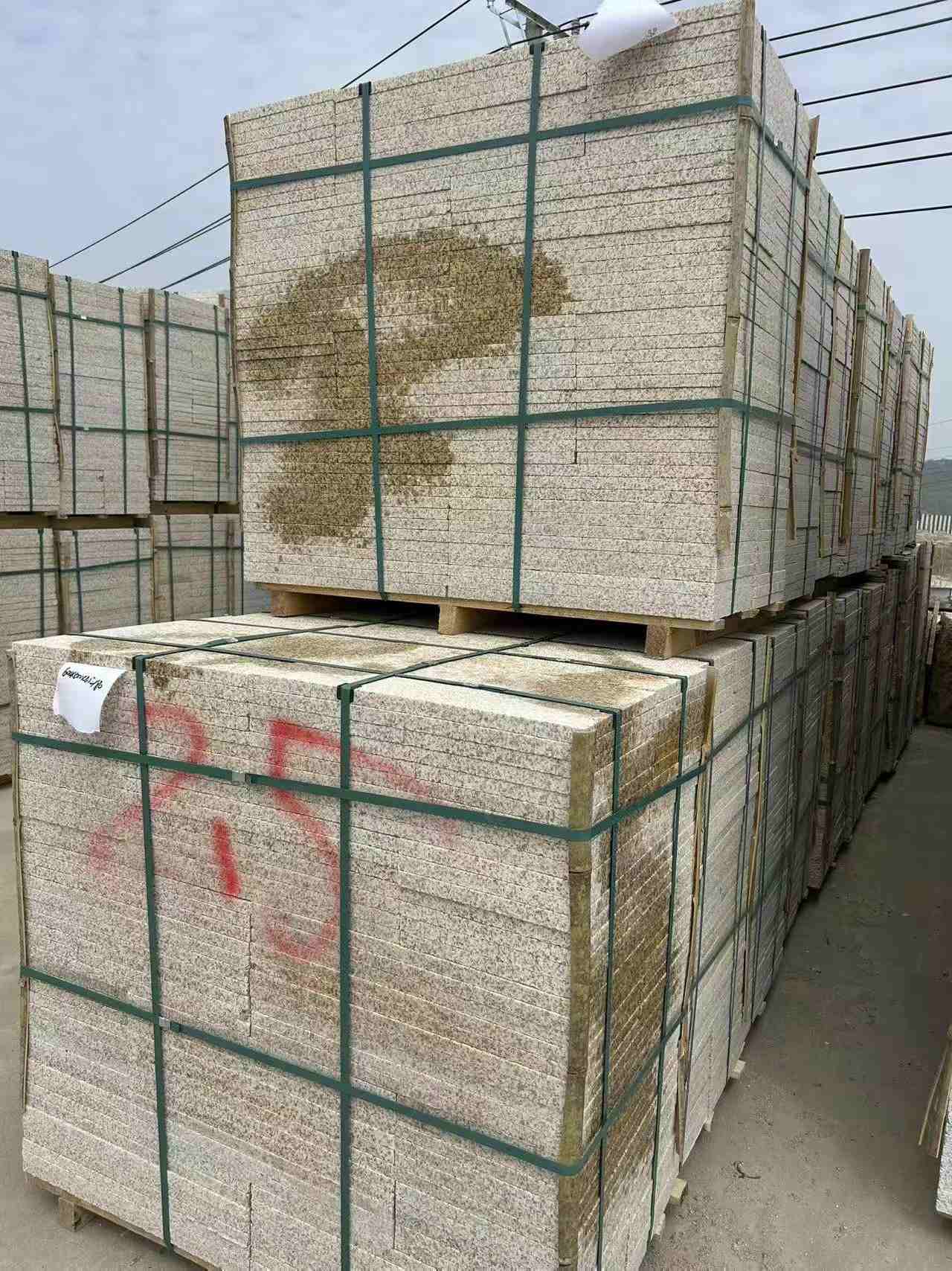 鄂州 黄金麻花岗岩石材荔枝面地铺石2.5*300*600