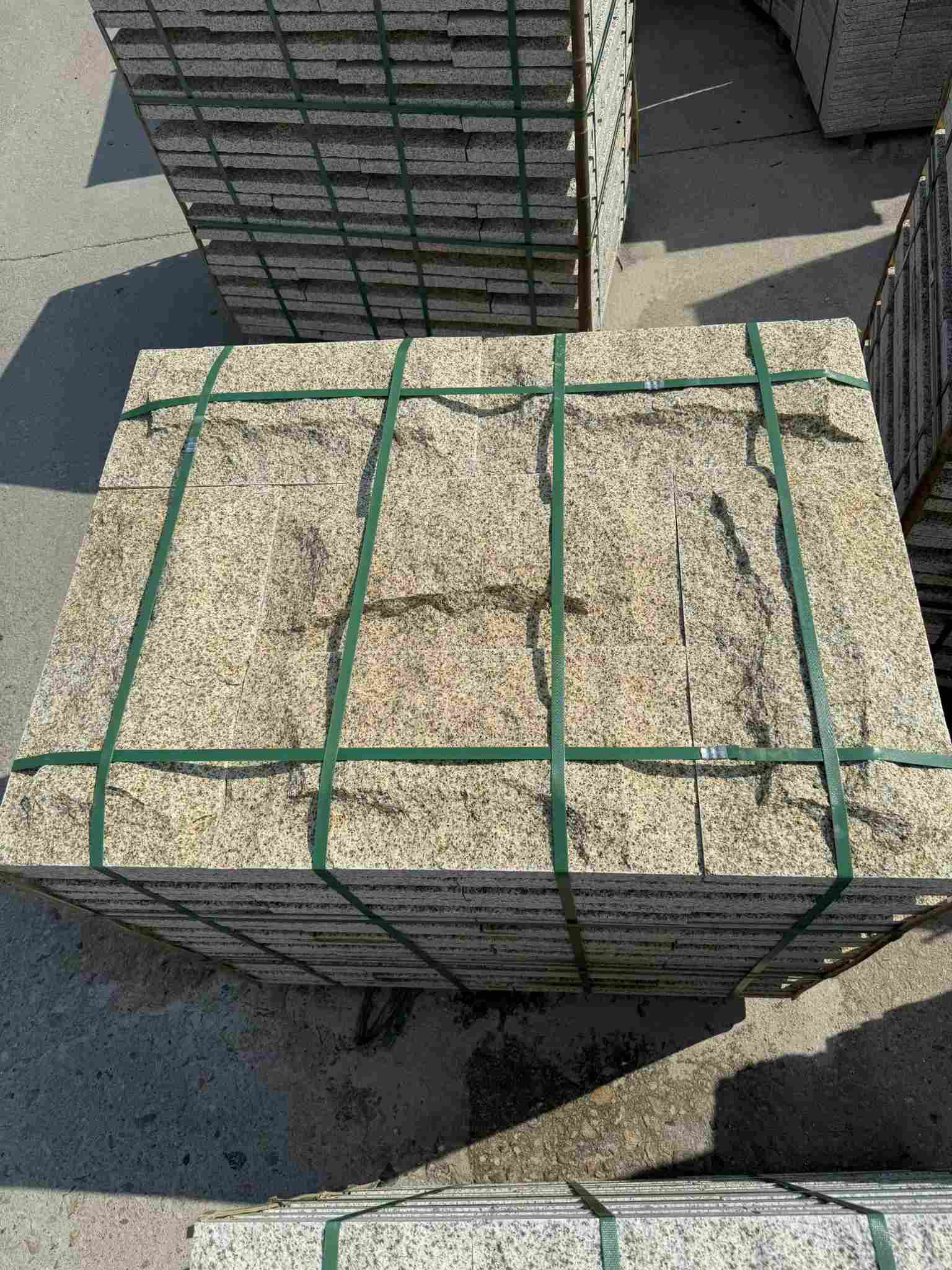 鄂州 黄金麻花岗岩石材自然面蘑菇石成品