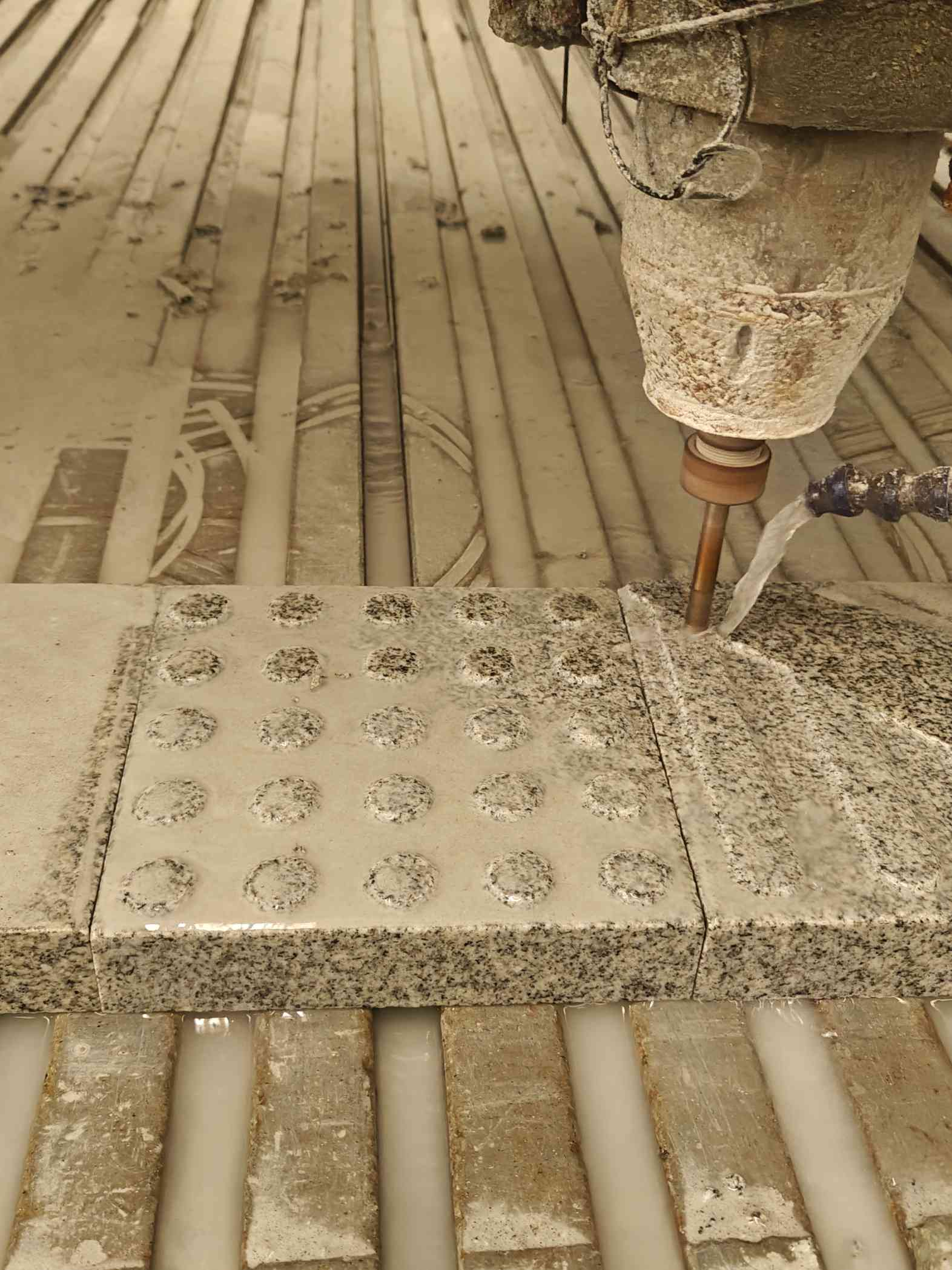 鄂州 芝麻白花岗岩石材盲人石、盲道石、盲点石