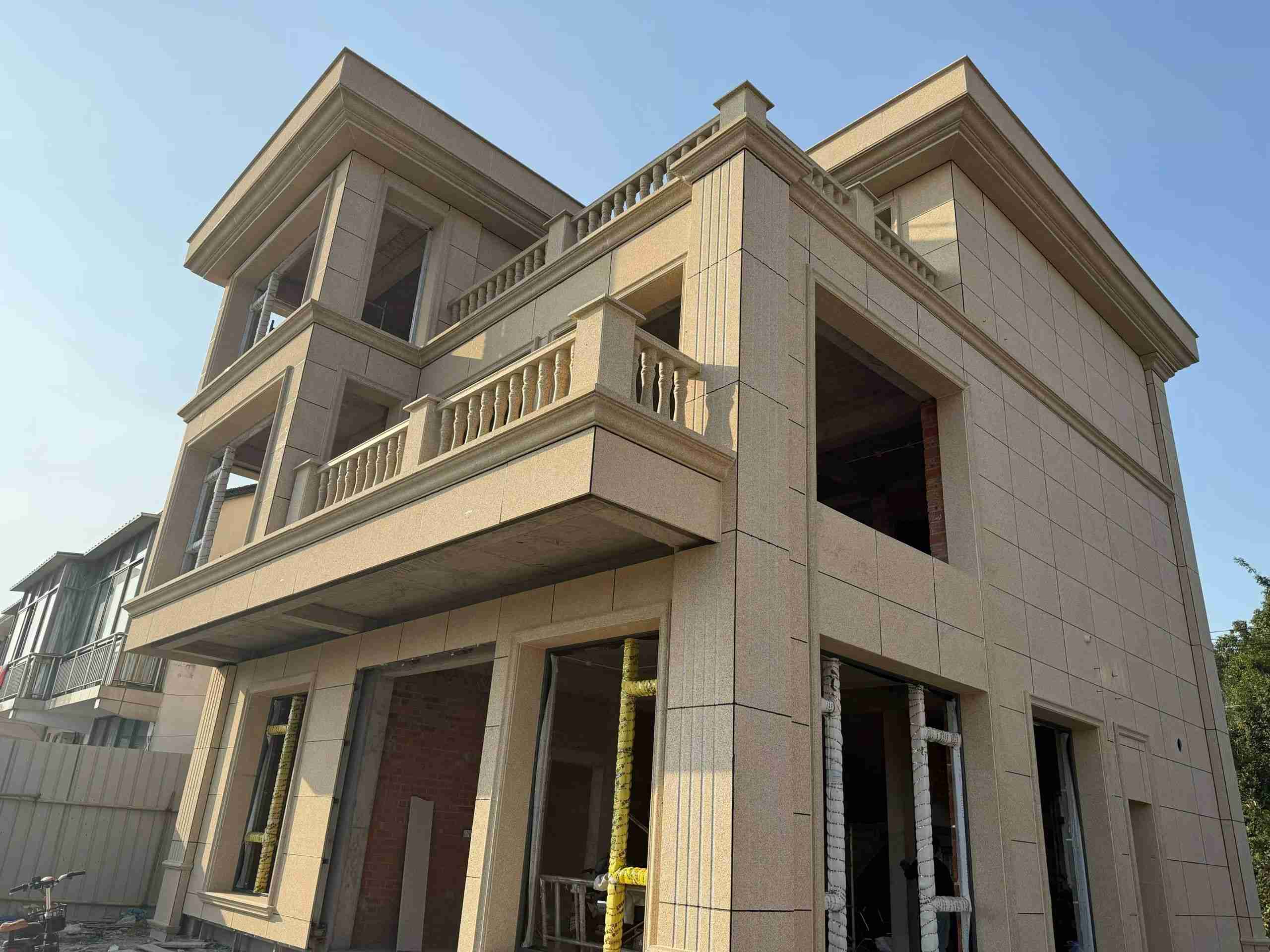 鄂州 黄金麻花岗岩石材荔枝面外墙干挂效果展示