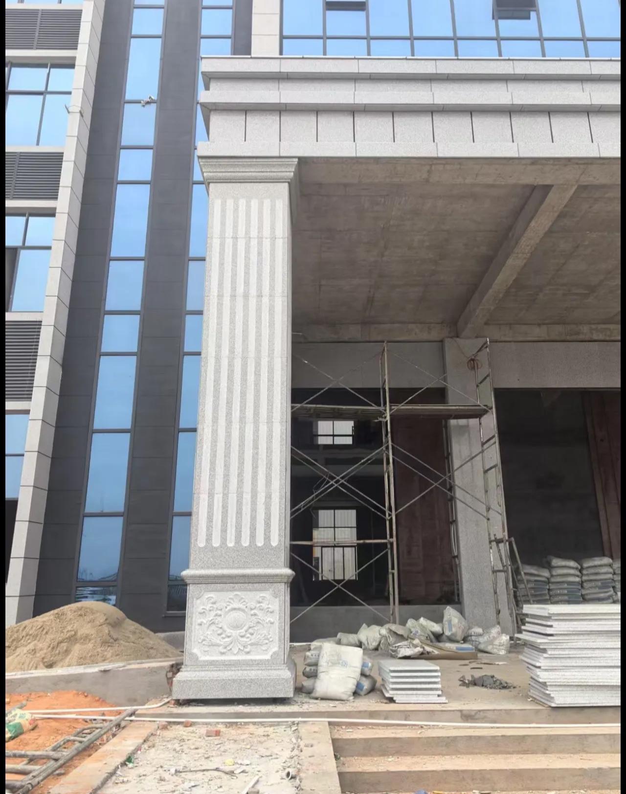 鄂州 芝麻白光面花岗岩门楼大柱（罗马柱）配雕花底座