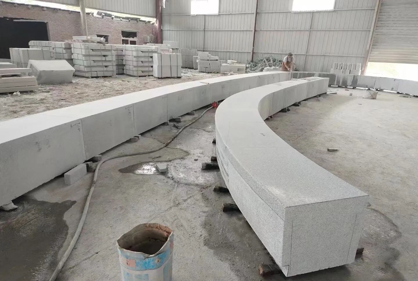 鄂州芝麻白花岗岩石板材 园林光面弧形坐凳