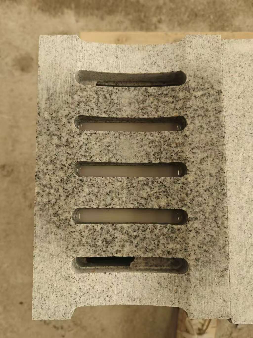 鄂州 芝麻白拉丝面花岗岩U型开槽排水槽