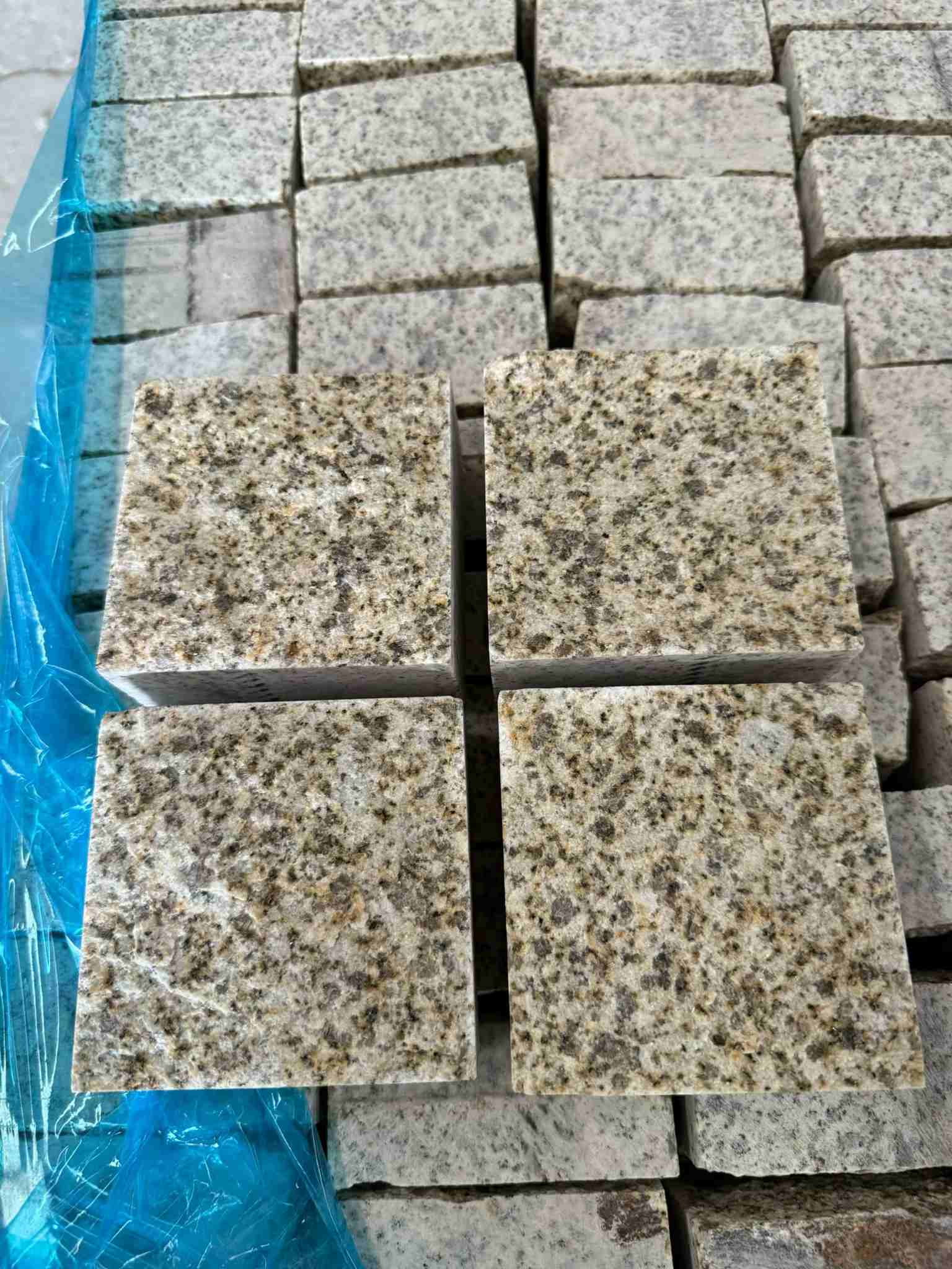 鄂州 黄金麻花岗岩自然面小方块，弹石，马蹄石等