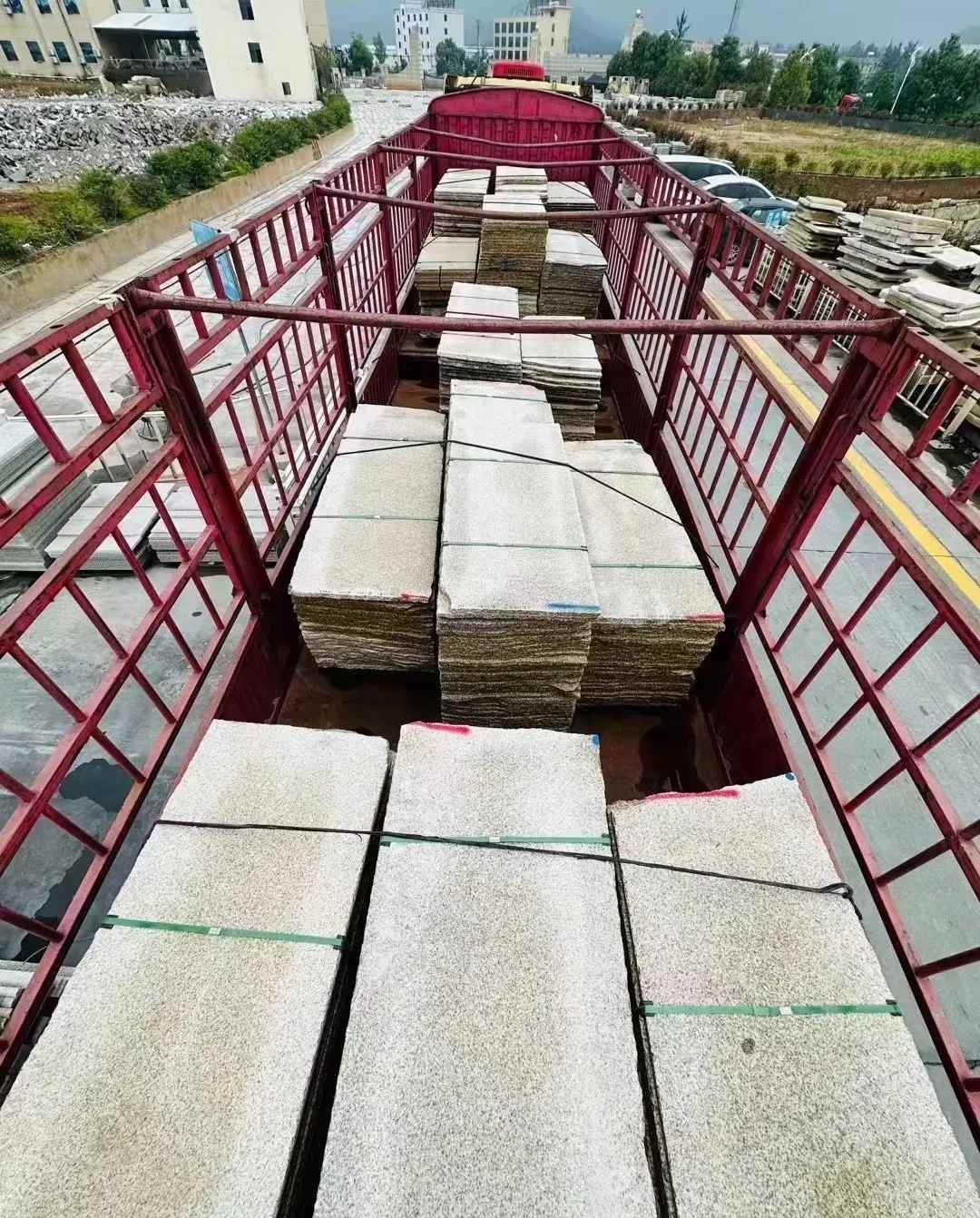 鄂州 黄金麻花岗岩荔枝面，光面毛板装车完成