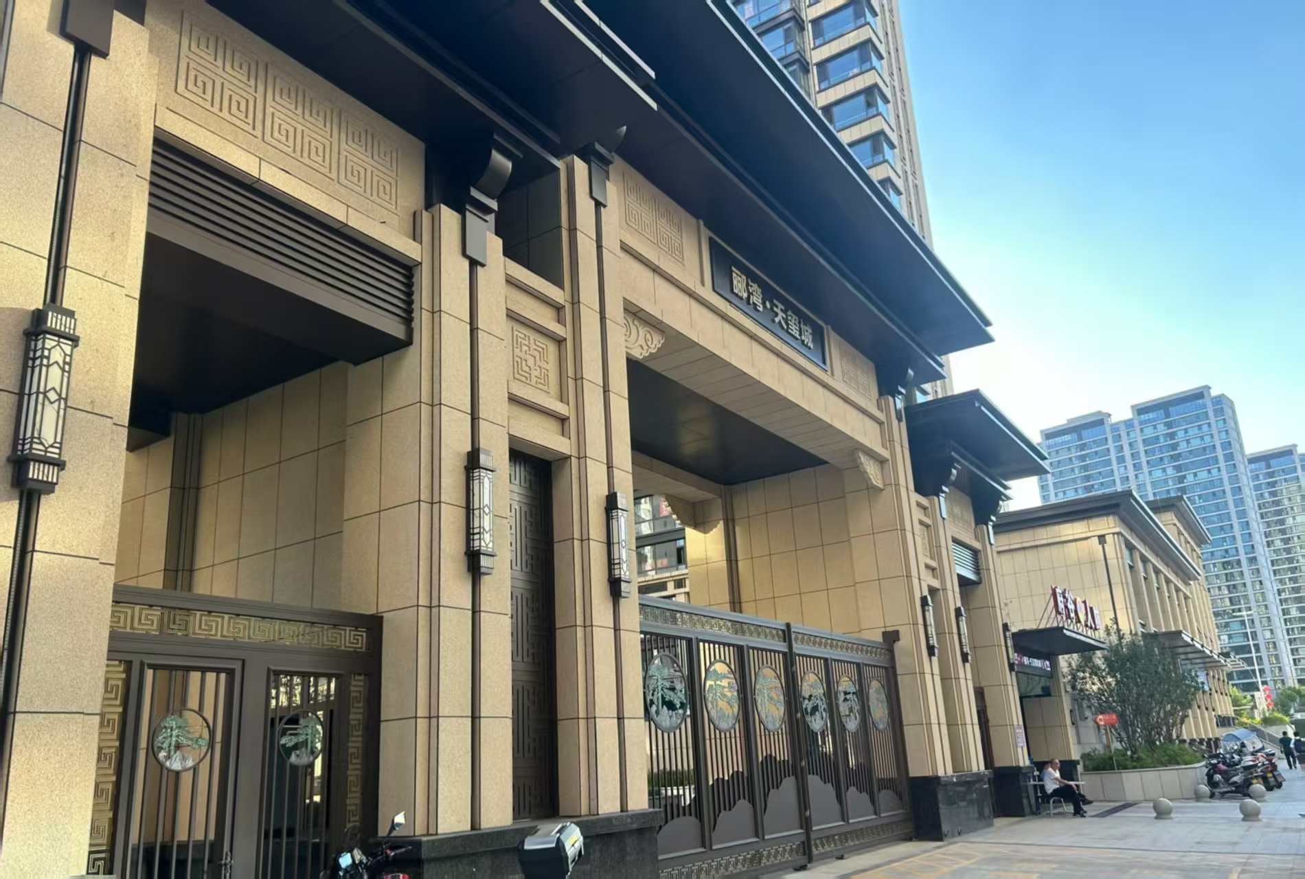 鄂州 黄金麻花岗岩荔枝面小区门楼外墙干挂