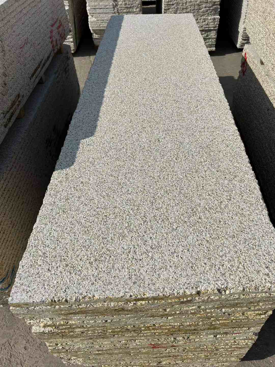 鄂州 黄金麻花岗岩荔枝面毛板，半成品