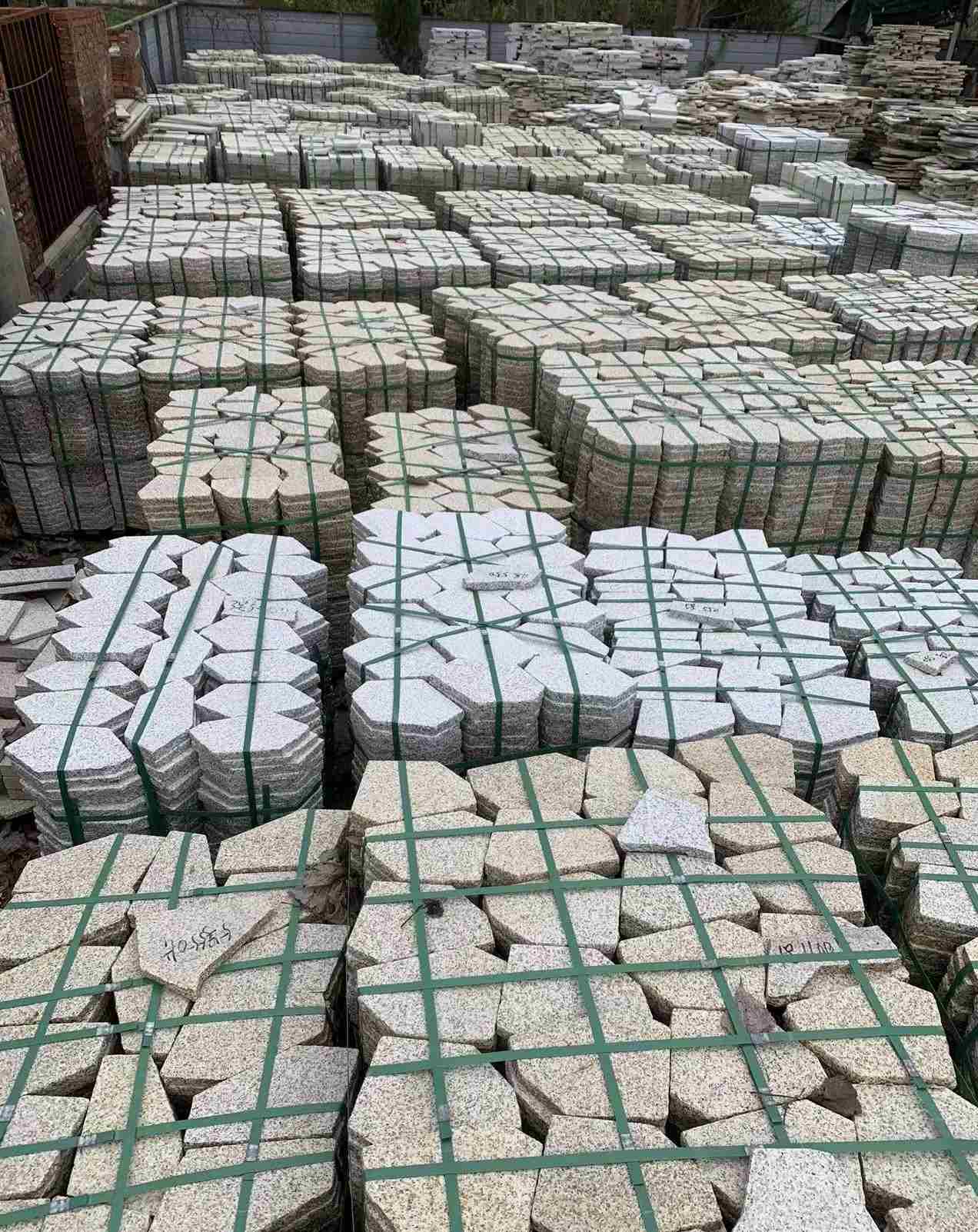 鄂州 黄金麻白麻花岗岩荔枝面地铺石(冰裂纹)