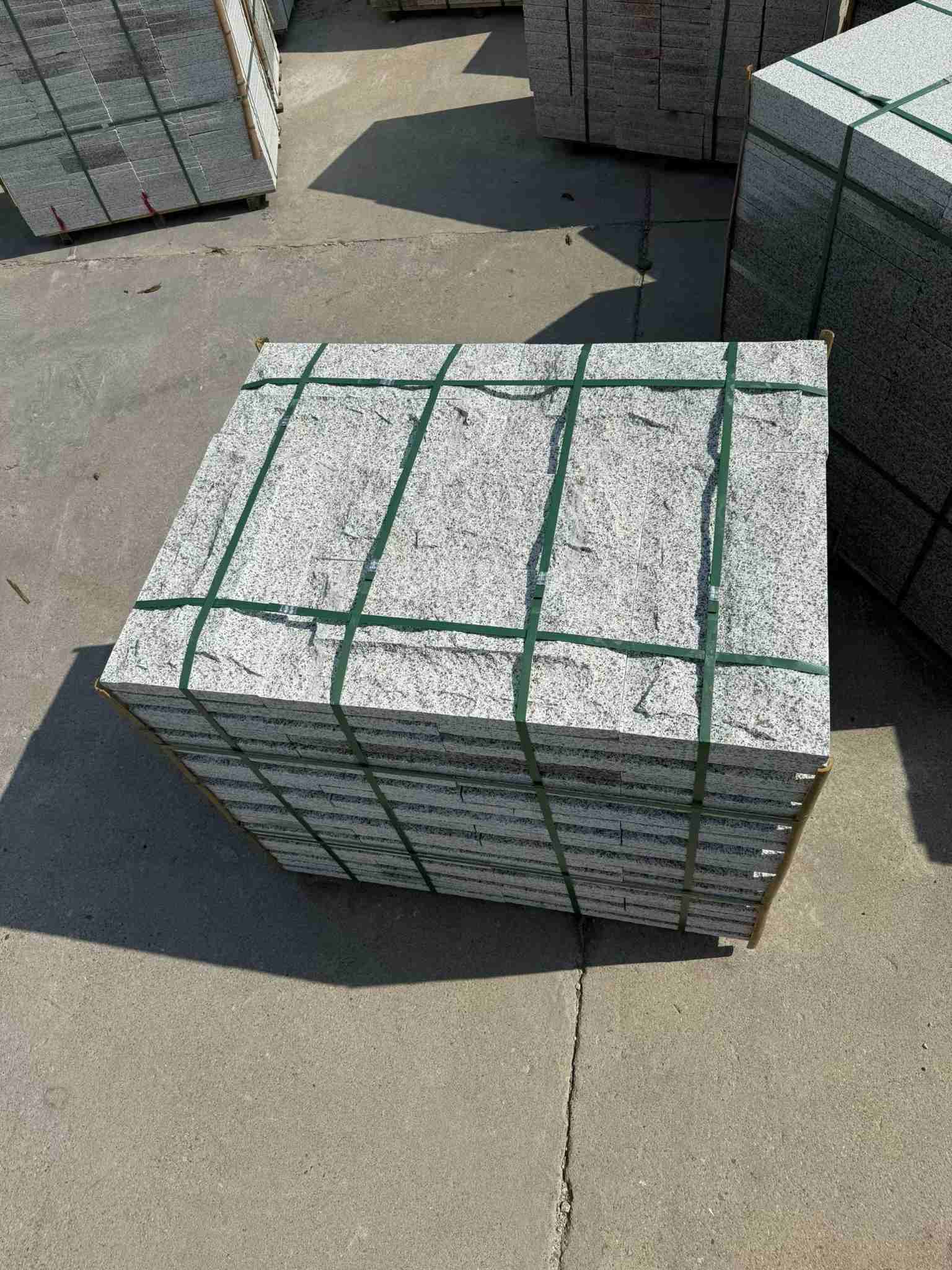 鄂州 白麻花岗岩石材自然面蘑菇石成品