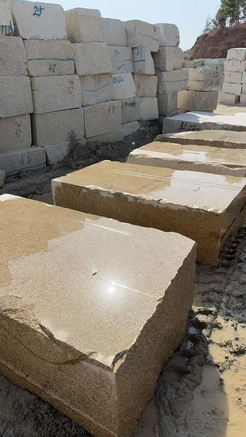 鄂州 黄金麻方料堆场洗料分选中，原材料充足