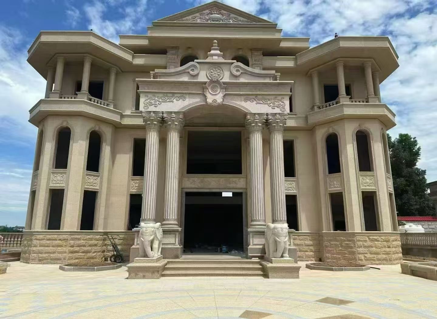 鄂州 黄金麻别墅外墙干挂，大柱，大象，蘑菇石，雕花板