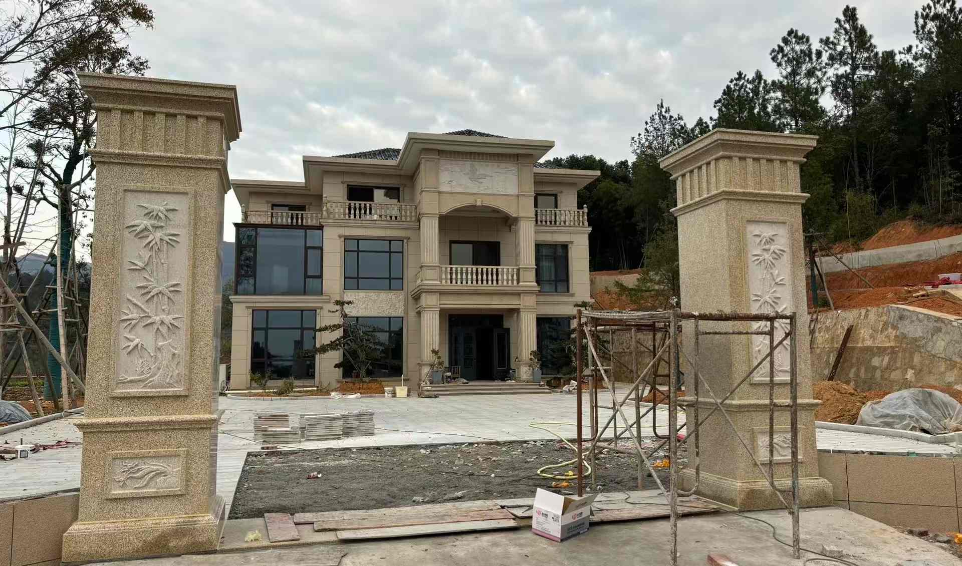 鄂州 黄金麻花岗岩别墅雕花外墙干挂配上门口雕花罗马柱