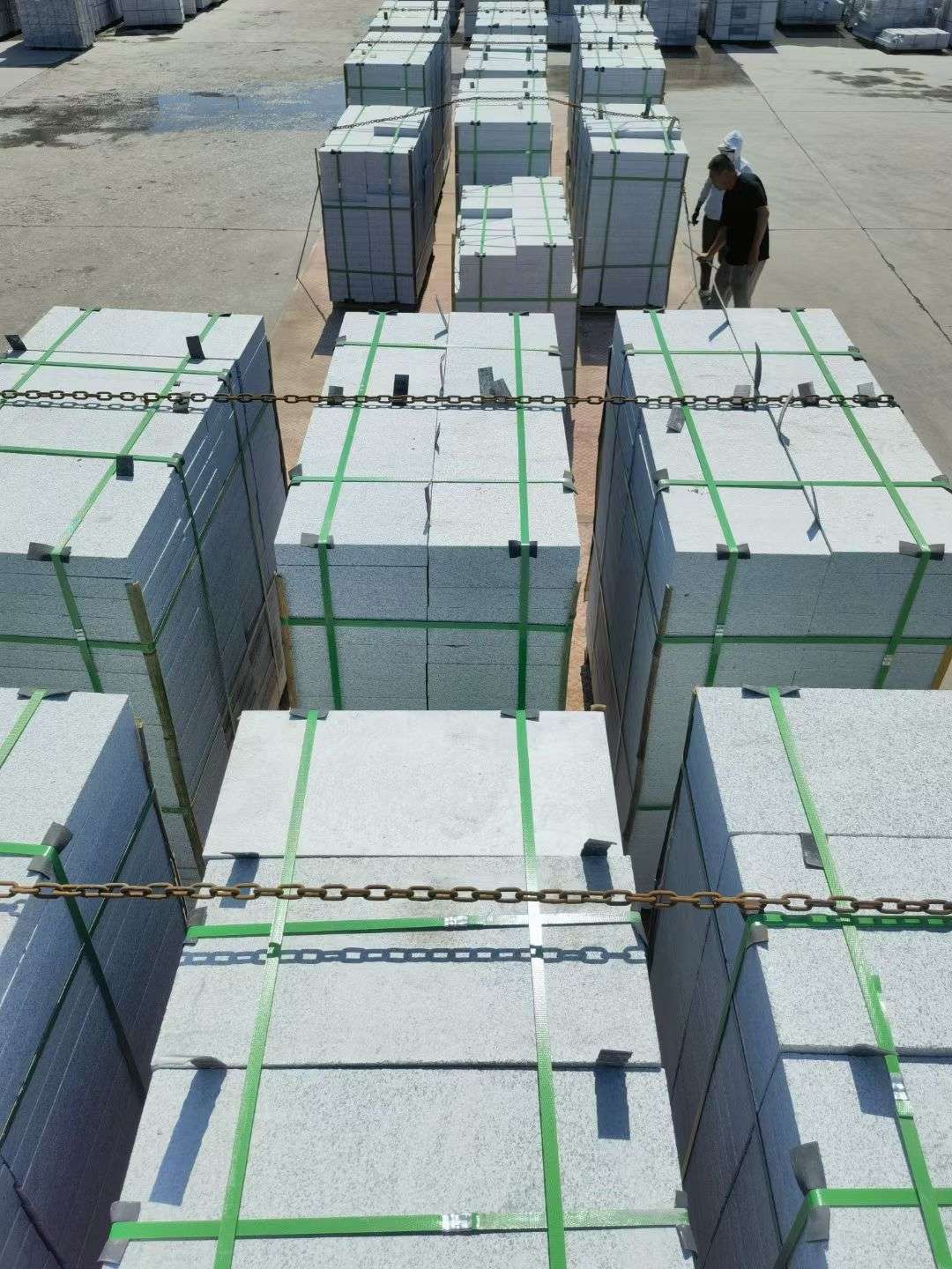 鄂州 芝麻白花岗岩5公分地铺石 花岗岩厂家工厂装车日常